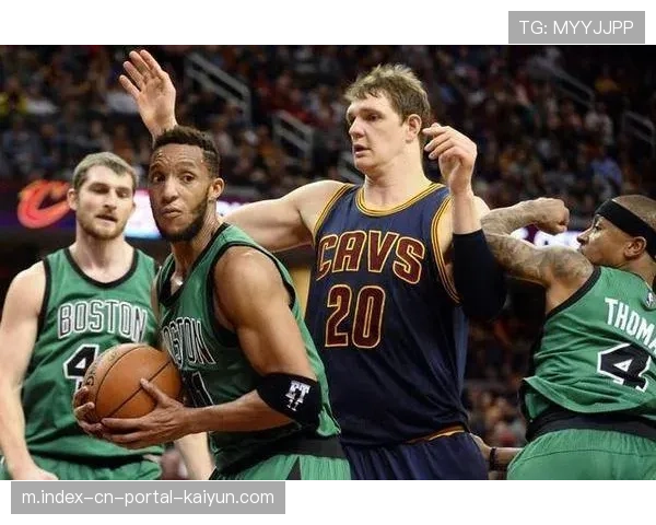 卡尔克布伦纳4分4板黄蜂内线 防守端护框效果明显不足